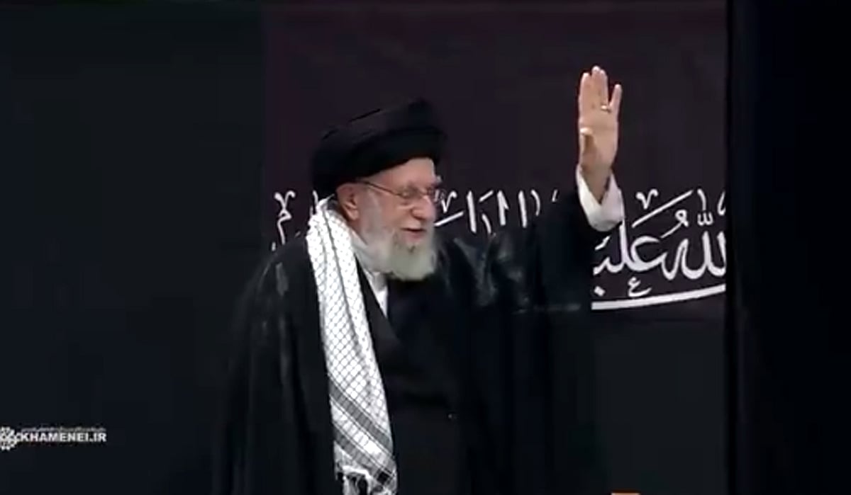 آیت اللہ علی خامنہ ای کو دیکھنے کے لیے عوام کی بھیڑ، لوگوں نے اپنے رہنما کے لیے لگائے پُرجوش نعرے