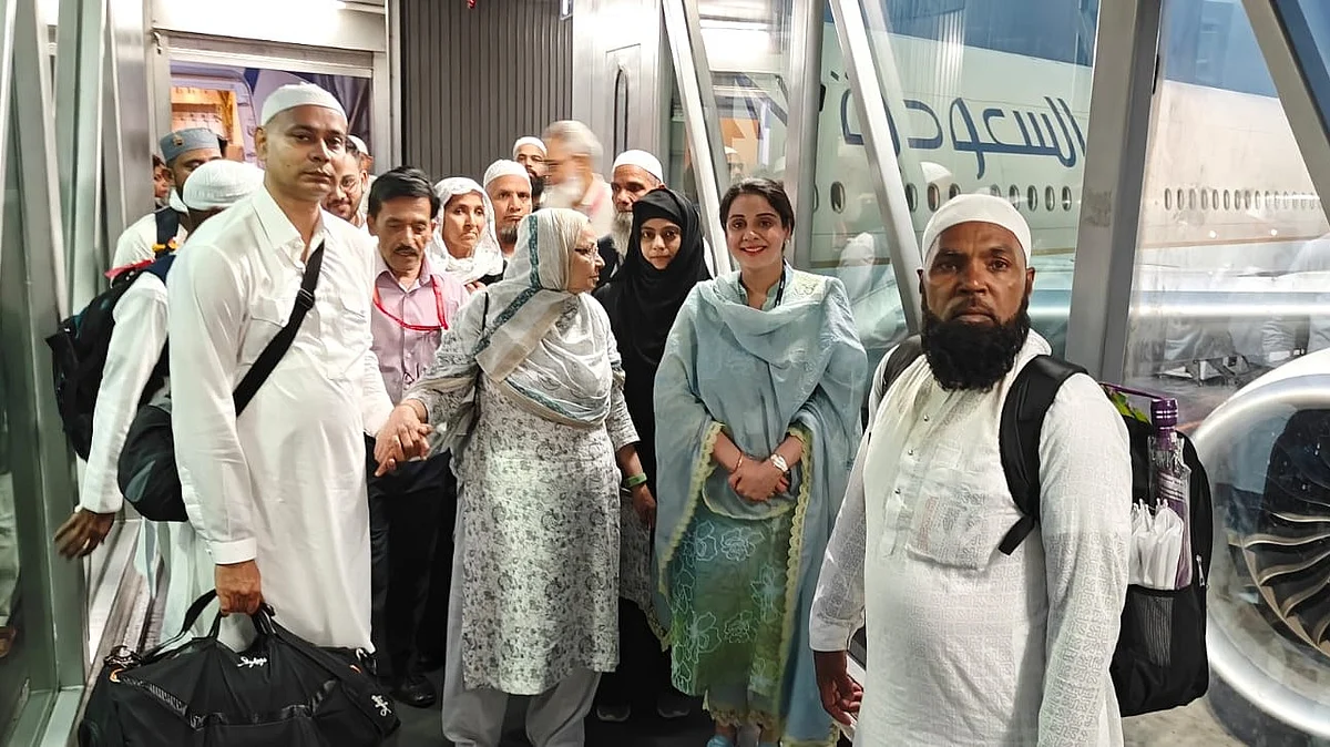 <div class="paragraphs"><p>وطن واپسی پر حجاج کرام کا استقبال کرتی ہوئیں دہلی اسٹیٹ حج کمیٹی کی چیئرپرسن کوثر جہاں</p></div>