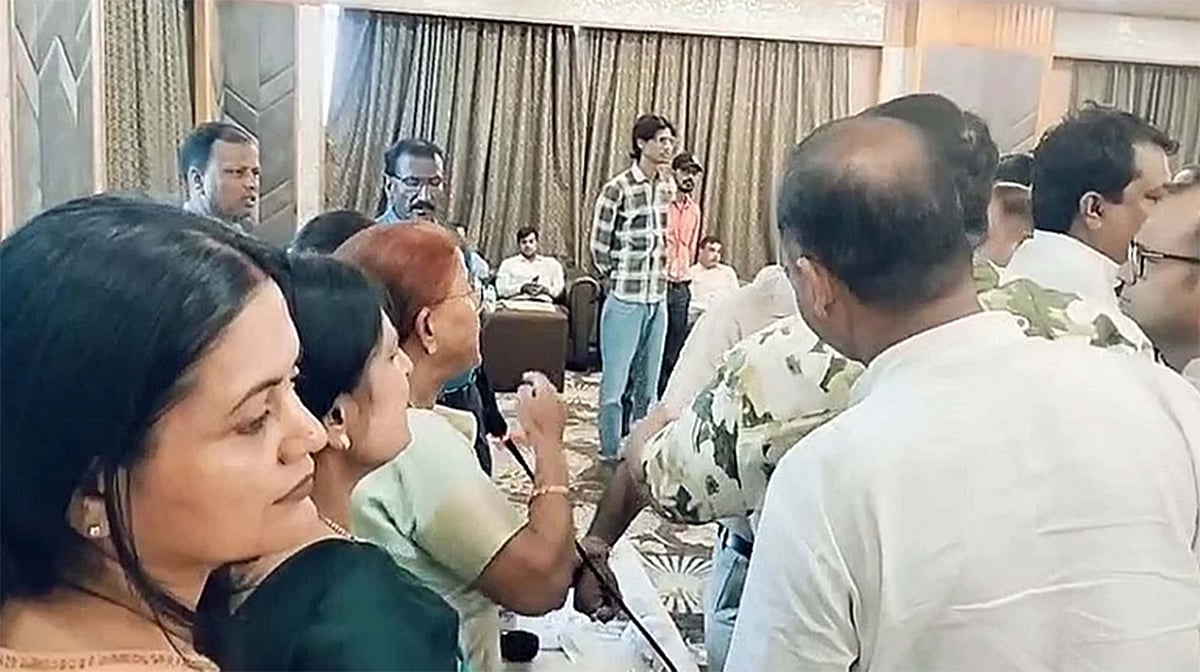 پٹنہ میونسپل کارپوریشن کی میٹنگ میں ہنگامہ، میئر اور کمشنر کے درمیان ٹکراؤ، کونسلروں میں ہاتھاپائی