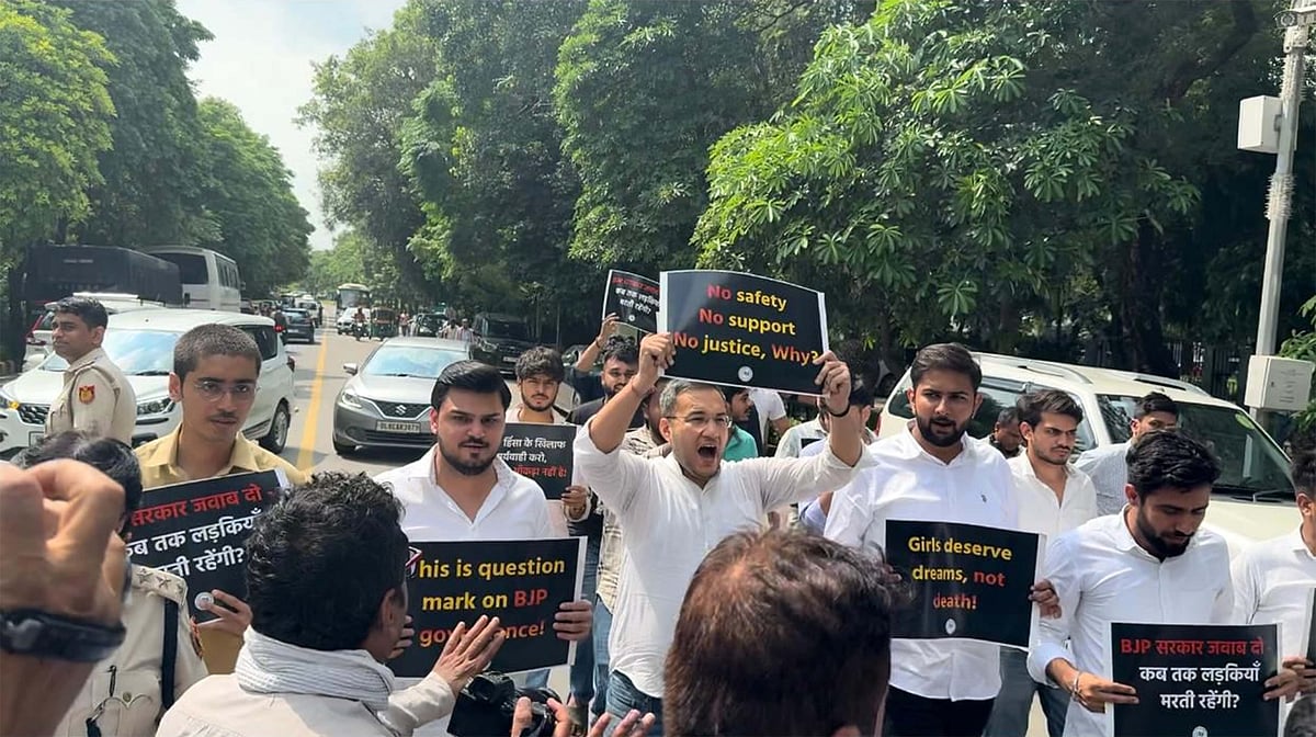 بالاسور میں طالبہ کی  موت کے خلاف این ایس یو آئی کا اوڈیشہ بھون کے باہر احتجاج، انصاف کا مطالبہ