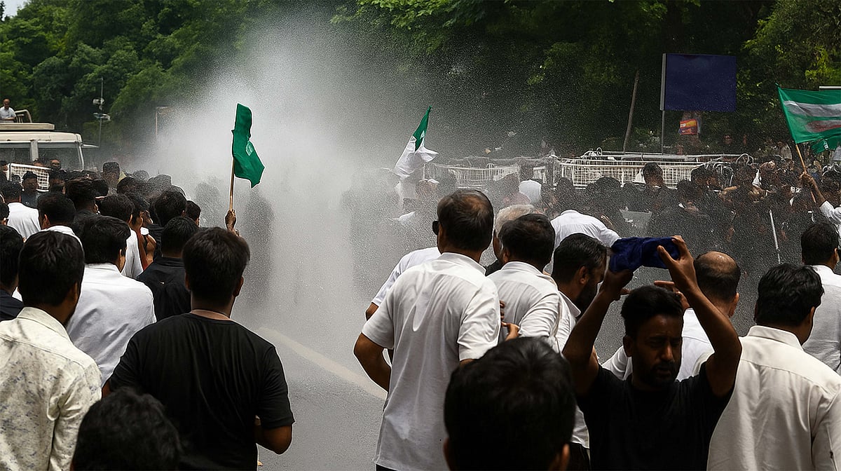 طالبہ کی خودسوزی پر اوڈیشہ اسمبلی کے باہر زبردست احتجاج، حکومت پر انصاف میں تاخیر کا الزام