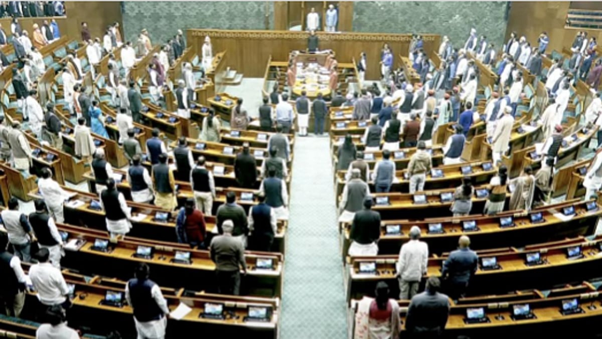 پارلیمنٹ کے دونوں ایوانوں میں ہنگامہ، اپوزیشن پارٹیوں کا آپریشن سندور اور بہار میں ایس آئی آر پر بحث کا مطالبہ