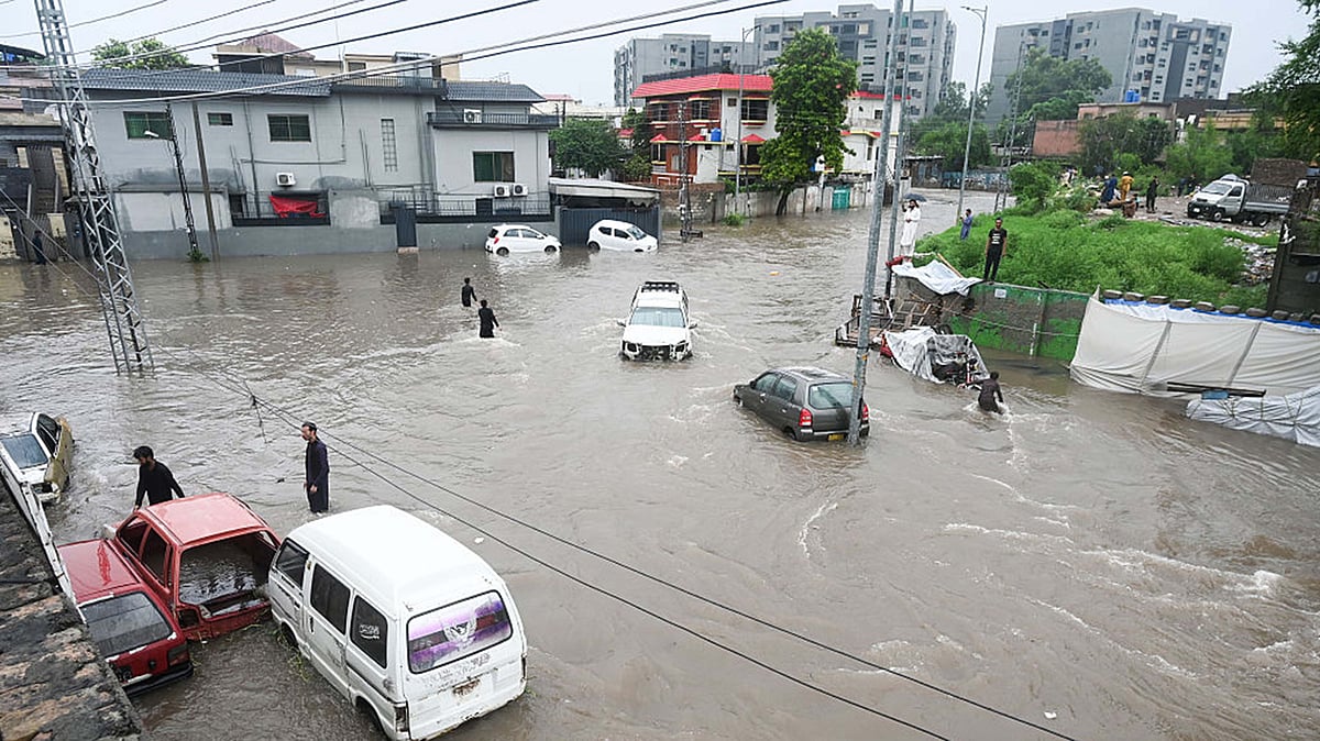 <div class="paragraphs"><p>پاکستان میں بارشوں کے سبب سڑک پر آبی جماؤ کا منظر / Getty Images</p></div>