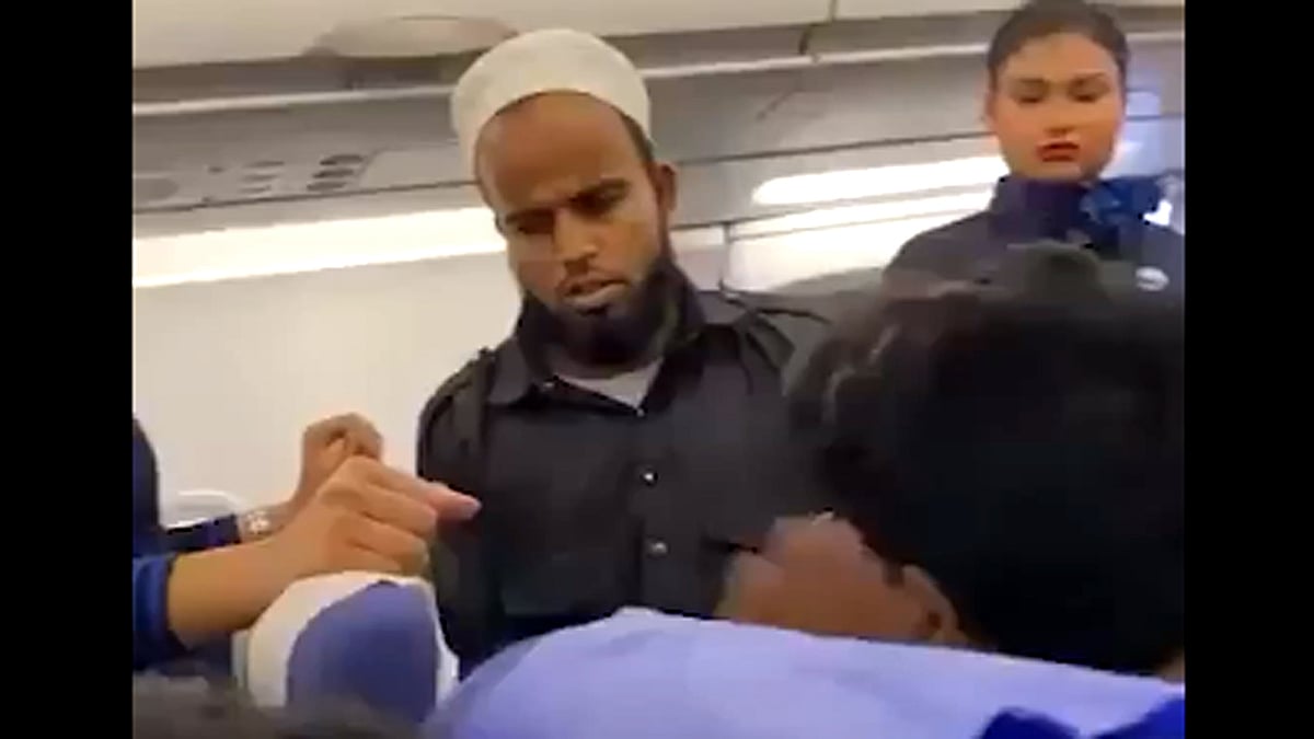 انڈیگو کی فلائٹ میں مسافر کو ہوئی گھبراہٹ تو ساتھی مسافر نے جڑ دیا طمانچہ، ملزم پولیس کے حوالے