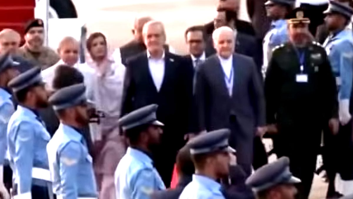 ایرانی صدر پزشکیان دو روزہ دورے پر پاکستان پہنچے، اسلام آباد میں وزیر اعظم شہباز شریف سے ملاقات