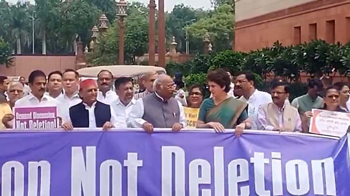 ایس آئی آر پر پارلیمنٹ میں اپوزیشن کا شدید احتجاج، کانگریس نے بحث کے لیے دیا التوا کا نوٹس