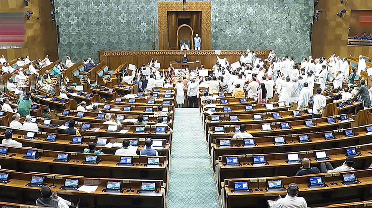 ایس آئی آر پر ہنگامہ کے درمیان لوک سبھا کی کارروائی دن بھر کے لیے ملتوی؛ حکومت کا بحث کرانے سے انکار