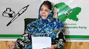 کشمیر میں 25 کتابوں پر پابندی کے بعد وسیع پیمانے پر پولیس کے چھاپے