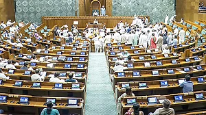 لوک سبھا میں ’خواتین ریزرویشن بل‘ پیش، اراکین پارلیمنٹ کے درمیان ہوئی تلخ بحث