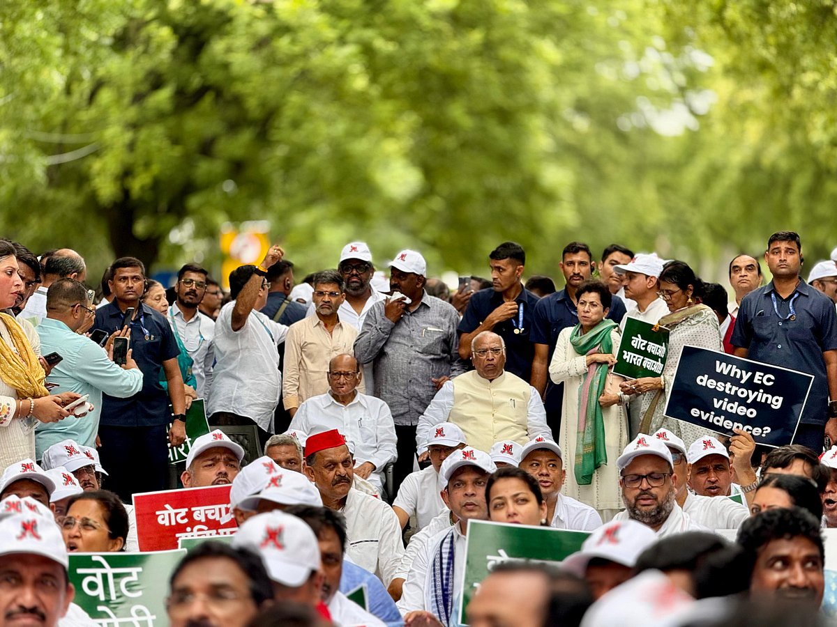 ’ووٹ چوری‘ کے خلاف اپوزیشن اراکین پارلیمنٹ کی ریلی میں نظر آیا زبردست جوش، دیکھیں تصویری جھلکیاں