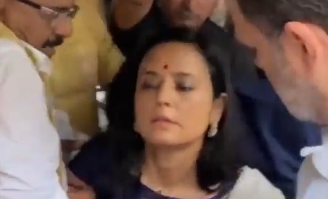 ووٹ چوری کے خلاف مارچ: جب مہوا موئترا ہوئیں بیہوش تو راہل گاندھی نے پلایا پانی، اکھلیش نے پھاندا بیریکیڈ