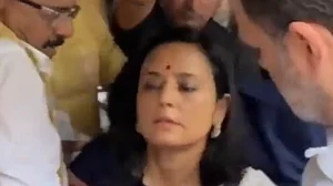 ووٹ چوری کے خلاف مارچ: جب مہوا موئترا ہوئیں بیہوش تو راہل گاندھی نے پلایا پانی، اکھلیش نے پھاندا بیریکیڈ