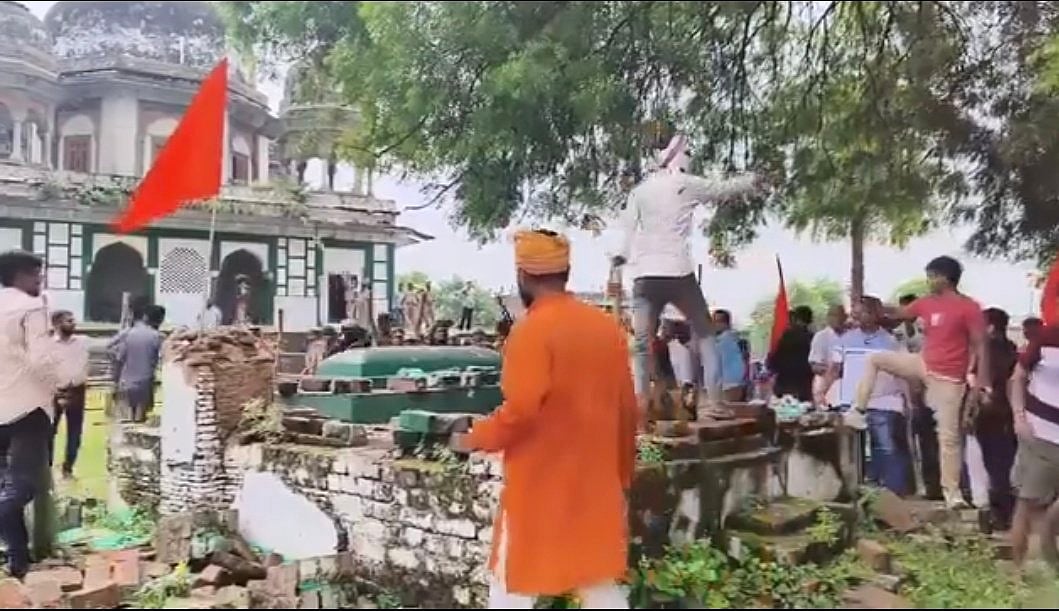 اتر پردیش: فتح پور واقع مقبرہ میں ہندوتوا بریگیڈ کی توڑ پھوڑ، پوجا کرنے پہنچے لوگوں کو پولیس نے سمجھا کر لوٹایا