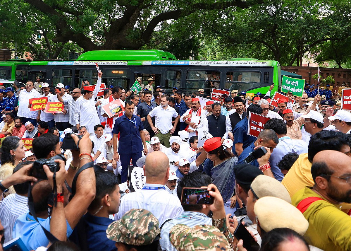 ’ووٹ چوری‘ کے خلاف اپوزیشن اراکین پارلیمنٹ کی ریلی میں نظر آیا زبردست جوش، دیکھیں تصویری جھلکیاں