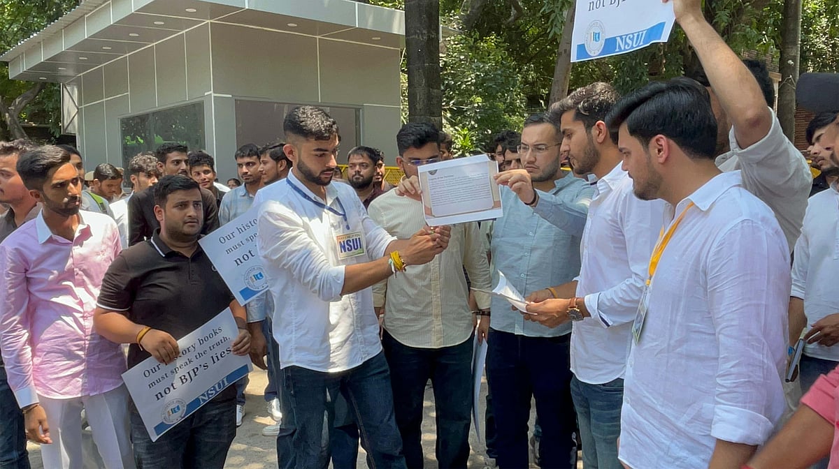 دہلی یونیورسٹی: نفاق پھیلانے والے این سی ای آر ٹی ماڈیول کے خلاف این ایس یو آئی کا احتجاج