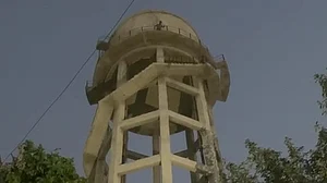 عاشق شادی کے لیے ٹاور پر چڑھ گیا، معاملہ آن لائن فراڈ کا نکلا