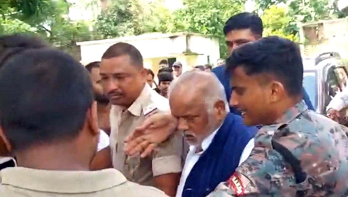 بہار: نالندہ میں وزیر اور رکن اسمبلی پر حملہ، مشتعل لوگوں نے ایک کلومیٹر تک دوڑایا، محافظ سمیت کئی زخمی