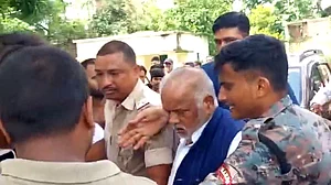 بہار: نالندہ میں وزیر اور رکن اسمبلی پر حملہ، مشتعل لوگوں نے ایک کلومیٹر تک دوڑایا، محافظ سمیت کئی زخمی