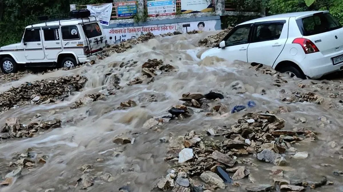 اتراکھنڈ میں پھر بادل پھٹنے سے تباہی، رودرپریاگ و چمولی میں کئی خاندان متاثر، دریاؤں کا پانی گھروں تک داخل