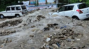 اتراکھنڈ میں پھر بادل پھٹنے سے تباہی، رودرپریاگ و چمولی میں کئی خاندان متاثر، دریاؤں کا پانی گھروں تک داخل