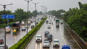 دہلی کی بارش: راحت اور مجبوری کے بیچ زندگی کی تصویریں