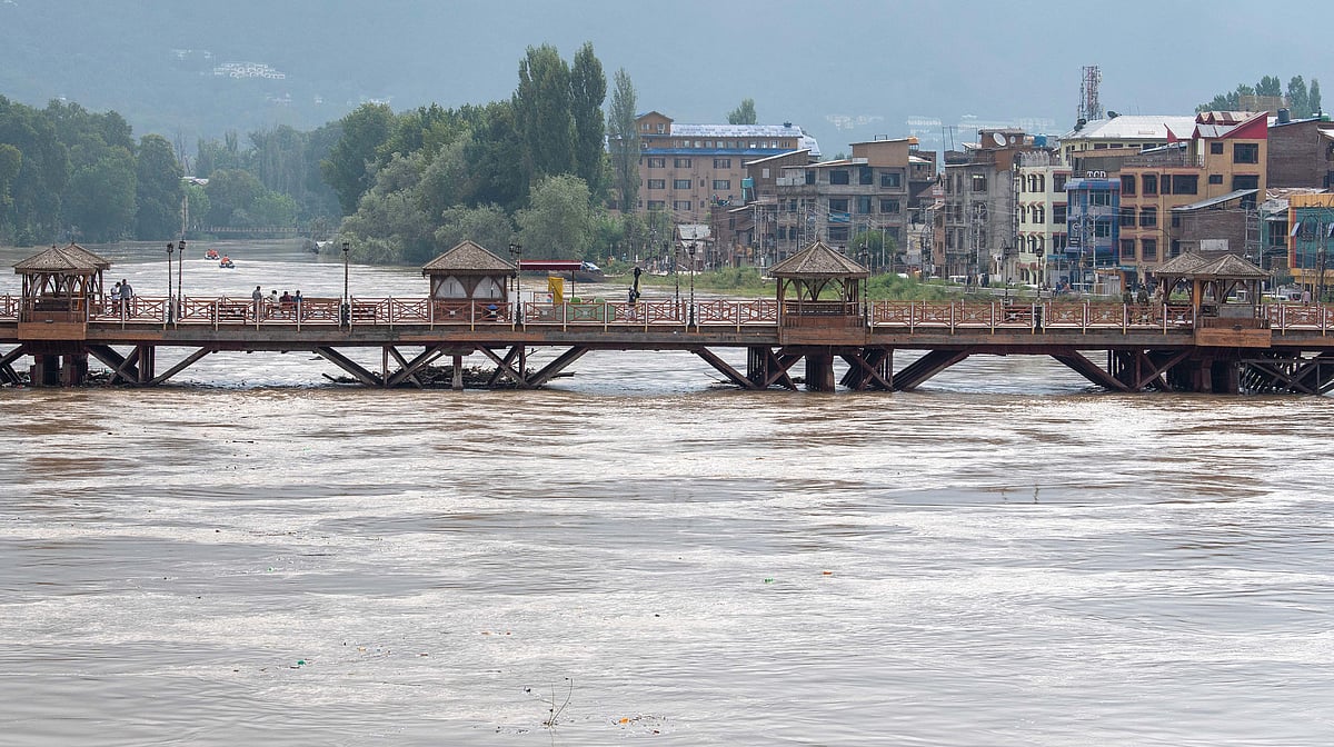 کشمیر میں جہلم کی موجیں تھمنے لگیں؛ بیشتر مقامات پر پانی کی سطح خطرے کے نشان سے نیچے، اسکول 8 ستمبر تک بند