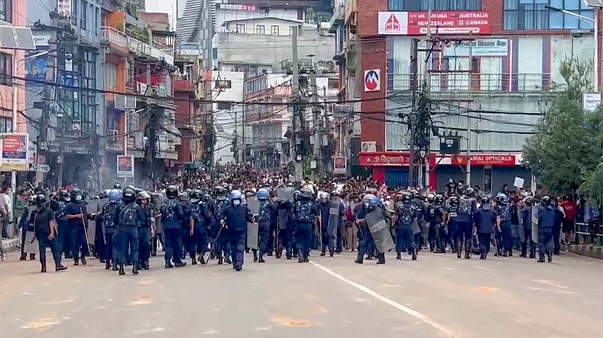 نیپال بحران: فوج کے ہاتھوں میں کمان، عبوری حکومت کے لیے نئے چہروں کی تلاش