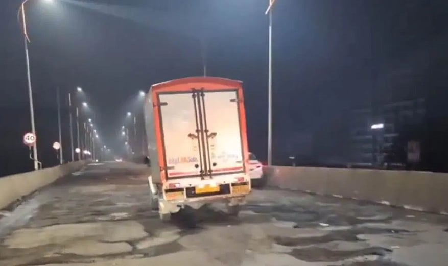 ممبئی: 72 کروڑ روپے کے خرچ سے 7 سال میں تعمیر فلائی اوور بنا بدعنوانی کی مثال، 7 ماہ میں ہی جگہ جگہ بن گئے گڈھے