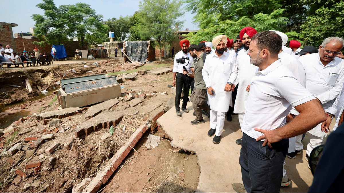 پنجاب میں سیلاب متاثرین کے ساتھ درد بانٹتے نظر آئے راہل گاندھی، دیکھیں تصویری جھلکیاں