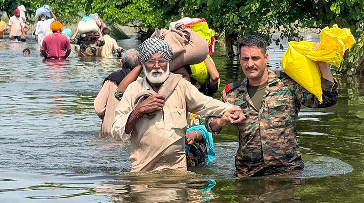 پنجاب میں سیلاب کی تباہ کاریاں: ہلاکتوں کی تعداد 57، ہزاروں بے گھر، کھڑی فصلیں زیرِ آب