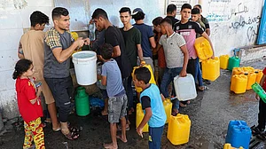 غزہ میں پانی کی قلت کا بحران: جو بھوک یا بم باری سے نہ مرا وہ پیاس کی مار کا شکار ہو گیا