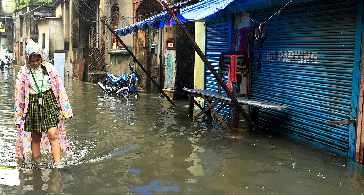 کولکاتا میں بارش کے بعد سڑکوں پر پانی جمع، جگہ جگہ جھیل کا منظر... تصویری جھلکیاں