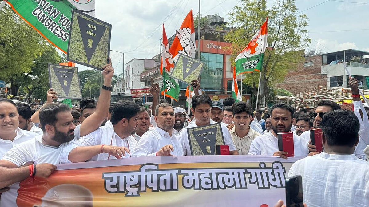 ناگپور میں یوتھ کانگریس کا احتجاج، کارکنان آئین کی کاپی آر ایس ایس سربراہ کو سونپنے نکلے، پولیس نے حراست میں لیا
