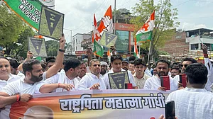 ناگپور میں یوتھ کانگریس کا احتجاج، کارکنان آئین کی کاپی آر ایس ایس سربراہ کو سونپنے نکلے، پولیس نے حراست میں لیا