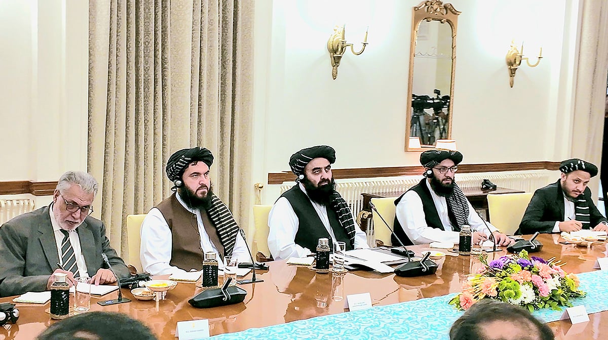 خواتین صحافیوں پر پابندی: ہندوستانی وزارتِ خارجہ کا ردِعمل، افغان وزیر کی پریس کانفرنس سے لاتعلقی ظاہر