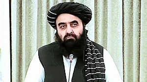 خواتین صحافیوں کے داخلے پر پابندی: دہلی میں افغان وزیر خارجہ کی پریس کانفرنس میں طالبانی فرمان