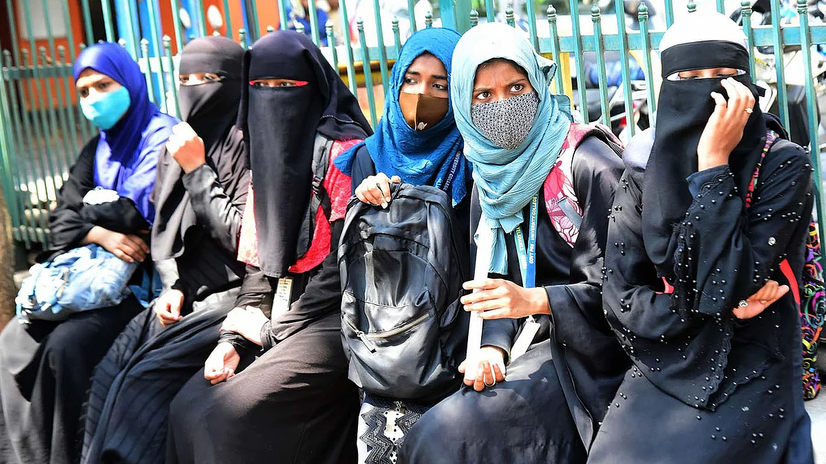 <div class="paragraphs"><p>باحجاب طالبات کی فائل تصویر / آئی اے این ایس</p></div>