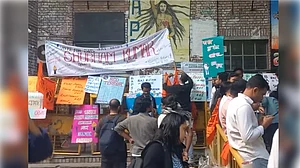 جواہر لال نہرو یونیورسٹی میں طلبہ یونین انتخابات کے لیے ووٹنگ، بائیں بازو اور اے بی وی پی میں مقابلہ