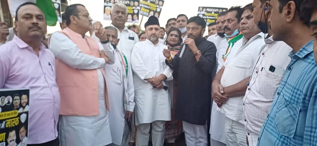 فضائی آلودگی کے خلاف سڑکوں پر اتری دہلی کانگریس، لوگوں میں ماسک کیے تقسیم