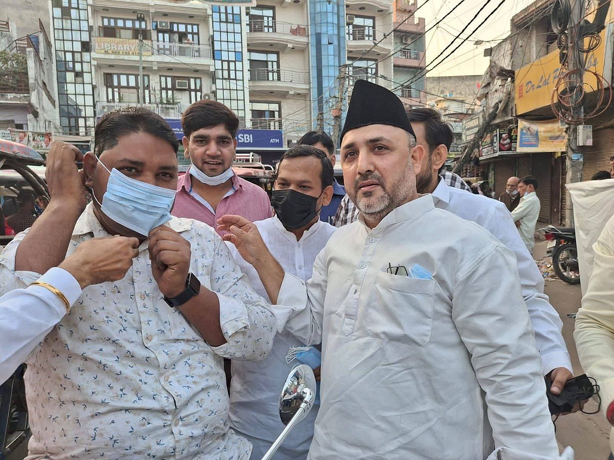 فضائی آلودگی کے خلاف سڑکوں پر اتری دہلی کانگریس، لوگوں میں ماسک کیے تقسیم