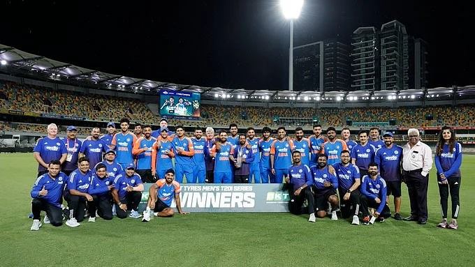 <div class="paragraphs"><p>جیت کے بعد ہندوستانی ٹیم، تصویر سوشل میڈیا بشکریہ&nbsp;@BCCI</p></div>