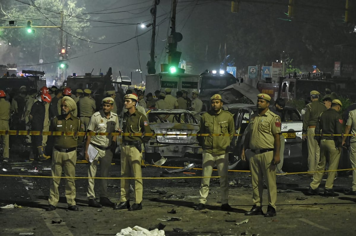 دہلی میں لال قلعہ کے قریب کار میں زوردار دھماکہ، 8 افراد جاں بحق، درجنوں زخمی، ممبئی میں الرٹ