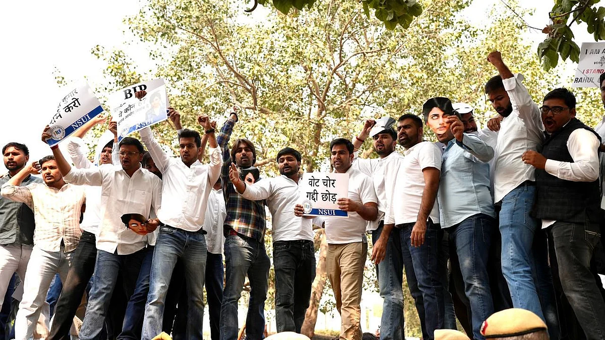 <div class="paragraphs"><p>ووٹ چوری کے خلاف احتجاجی مظاہرہ کرتے ہوئے این ایس یو آئی لیڈران</p></div>