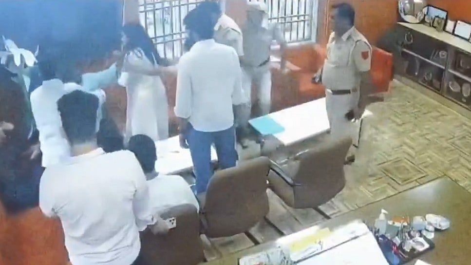 پروفیسر کو تھپڑ مارنے والی اے بی وی پی کی ڈوسو جوائنٹ سکریٹری دیپیکا جھا 2 ماہ کے لیے معطل