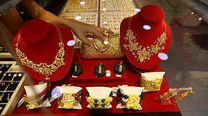 سونے کی قیمت میں مسلسل دوسرے دن اضافہ، پھیکی پڑی چاندی کی چمک