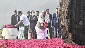 اندرا گاندھی کا یومِ پیدائش: سونیا، راہل اور کھڑگے سمیت کانگریس قائدین کی ’شکتی استھل‘ پر حاضری اور خراج تحسین