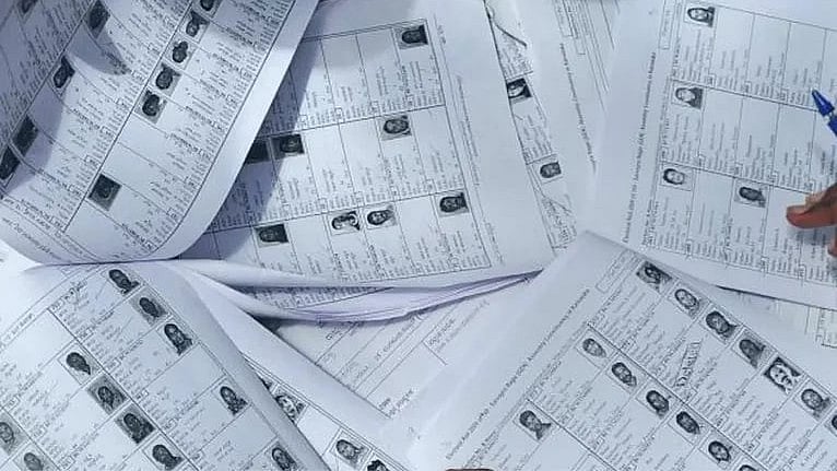 ایس آئی آر: گجرات میں 73 لاکھ ووٹروں کے نام خارج، تمل ناڈو میں 97 لاکھ سے زائد حذف