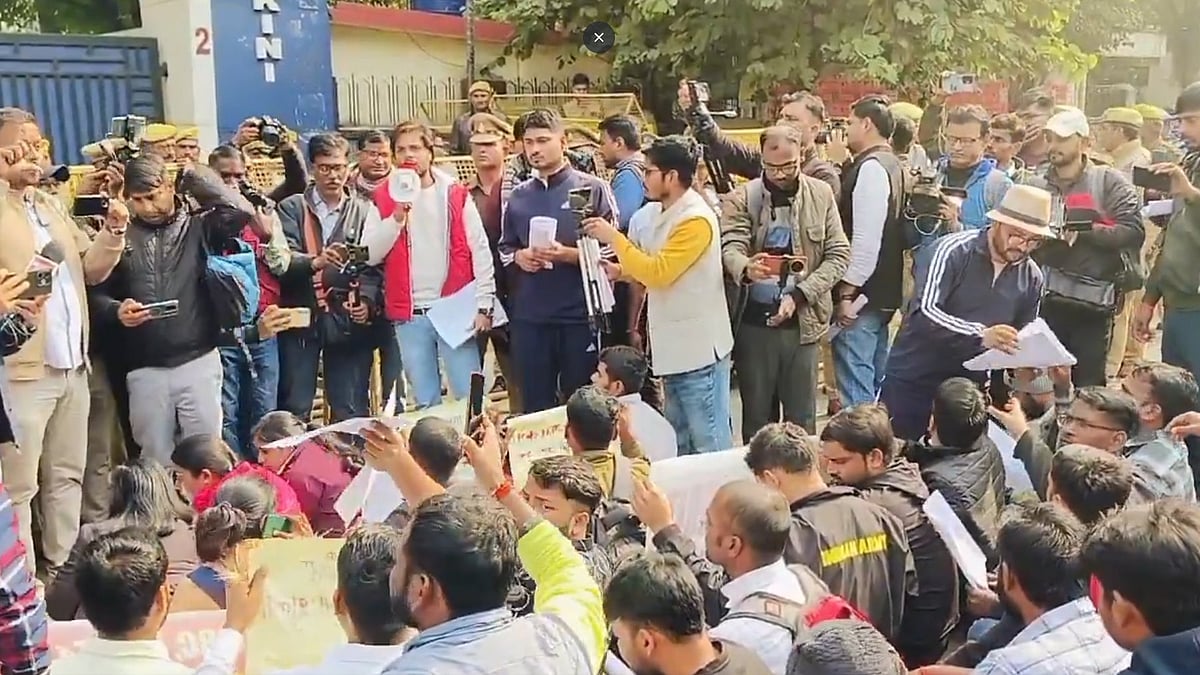 پریاگ راج: ’یو پی پی ایس سی‘ کے باہر طلبہ کا احتجاج، پولیس سے جھڑپ