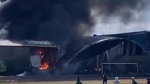 میکسیکو میں خوفناک حادثہ، ایمرجنسی لینڈگ کی کوشش میں عمارت سے ٹکرایا پرائیویٹ جیٹ، 10 لوگوں کی موت