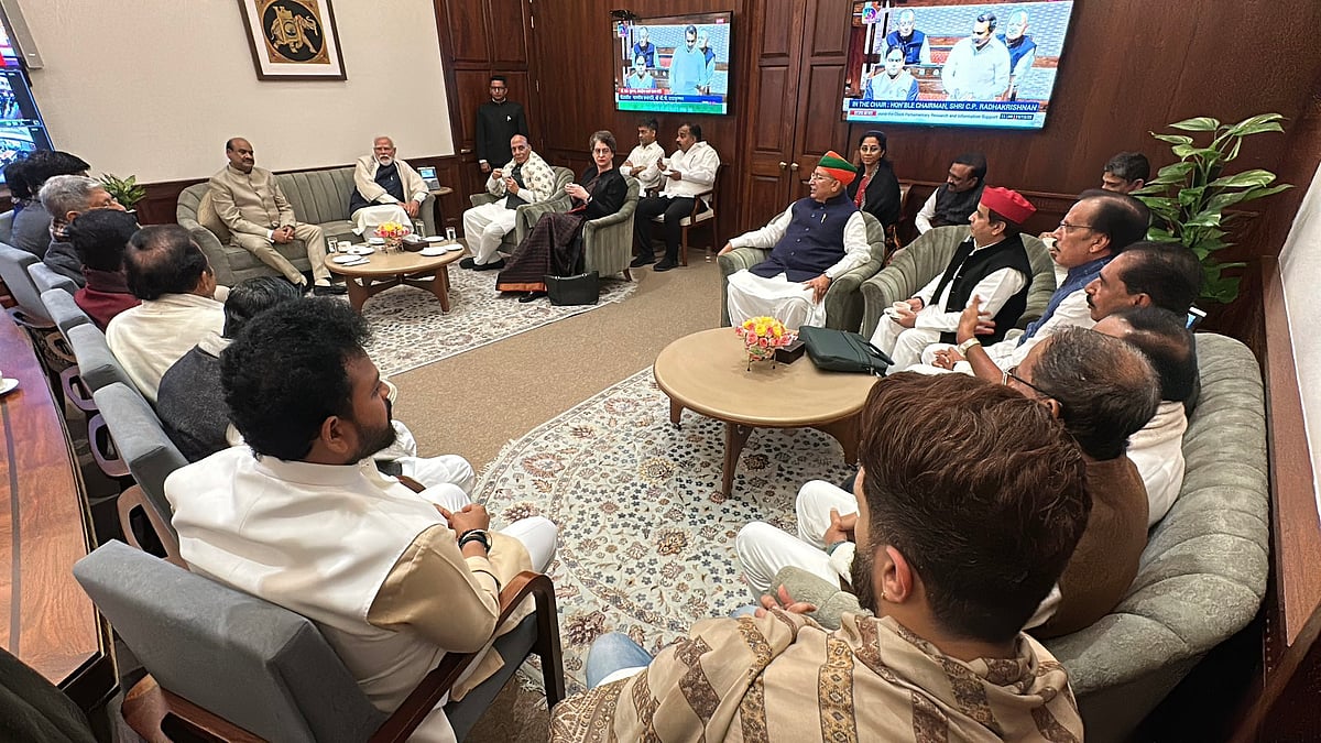 <div class="paragraphs"><p>چائے پیتے ہوئے خوشگوار ماحول میں گفتگو کرتے ہوئے اراکین پارلیمنٹ، تصویر <a href="https://x.com/ombirlakota">@ombirlakota</a></p></div>
